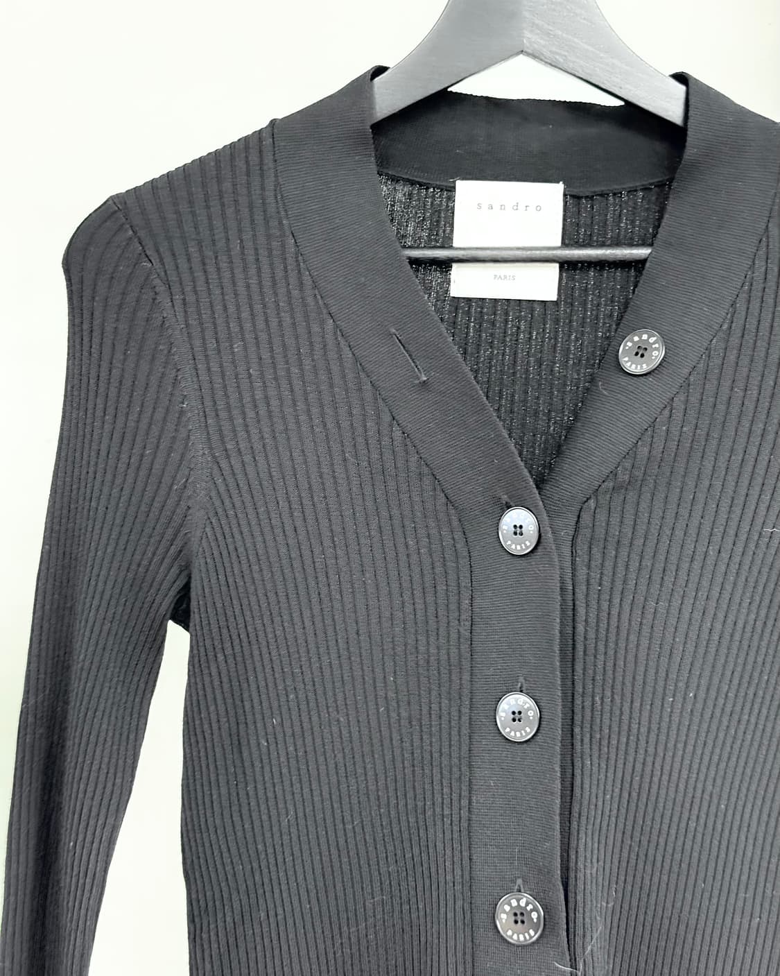 산드로 블랙 빅버튼 브이넥 리브드 가디건  상품이미지3