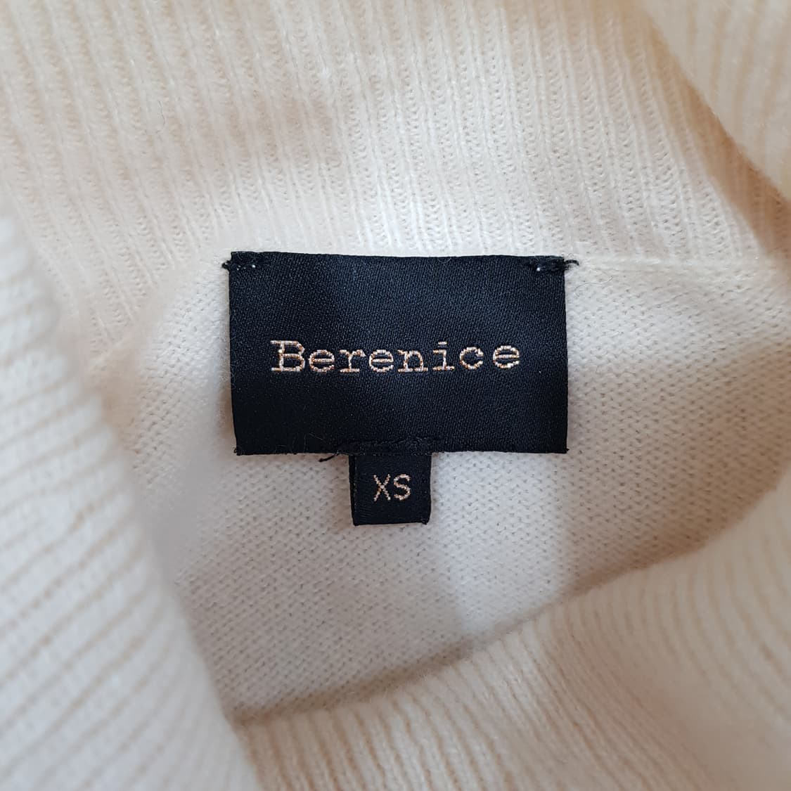 베르니스 캐시미어 100 아이보리 터틀넥 포켓 니트 XS사이즈 상품이미지5