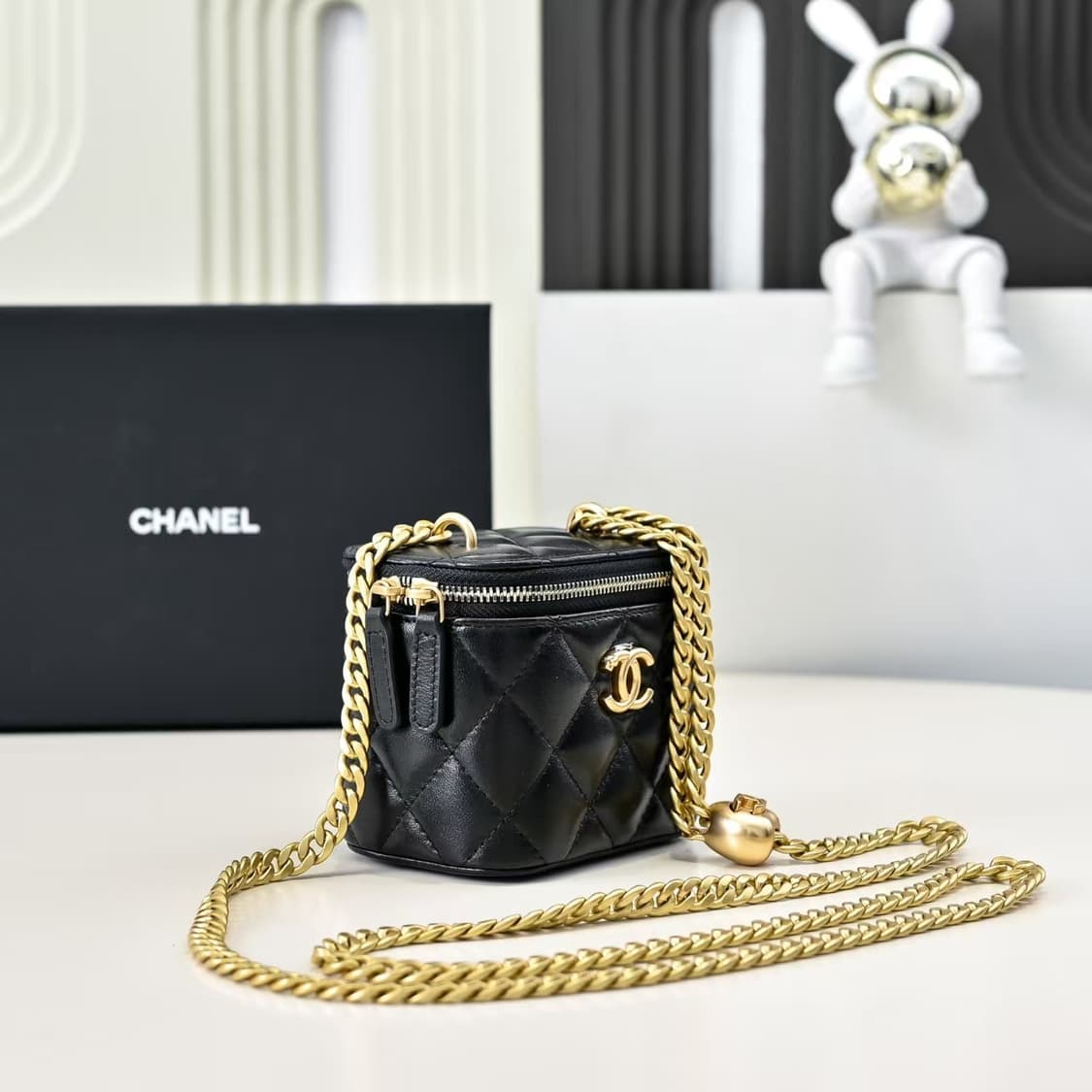 샤넬 스몰 체인 코스메틱 케이스 램스킨 & 골드 메탈 블랙 내부 거울  상품이미지1