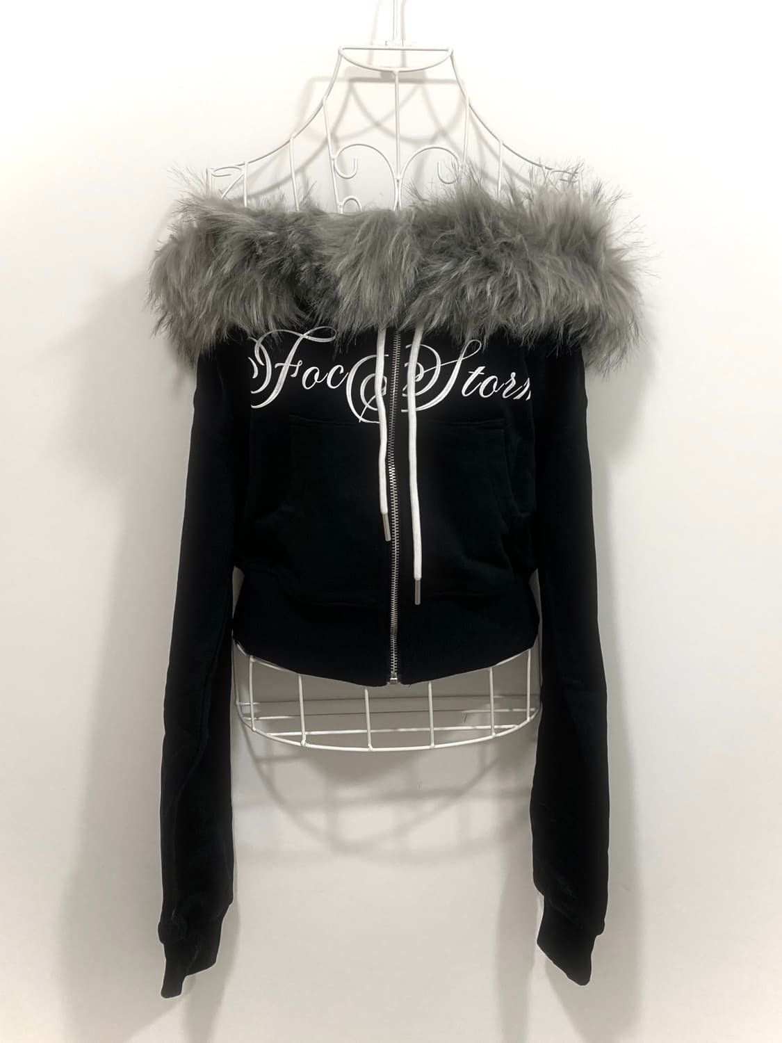 Off-shoulder Black fur hoodie 상품이미지1