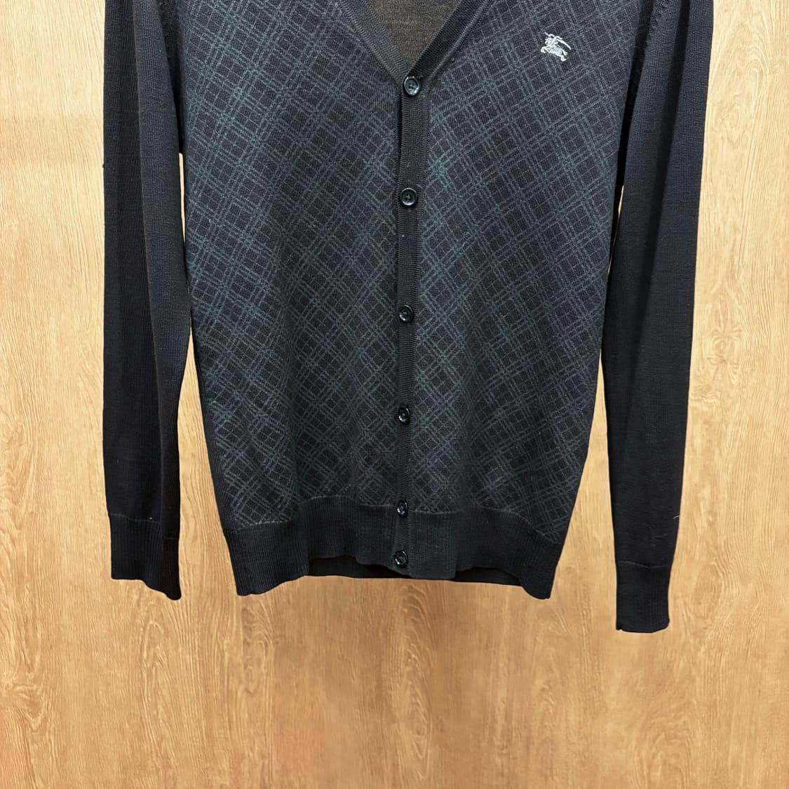 버버리 블랙라벨 브이넥 가디건 타탄 체크 로고 자수 디테일 블랙 상품이미지5