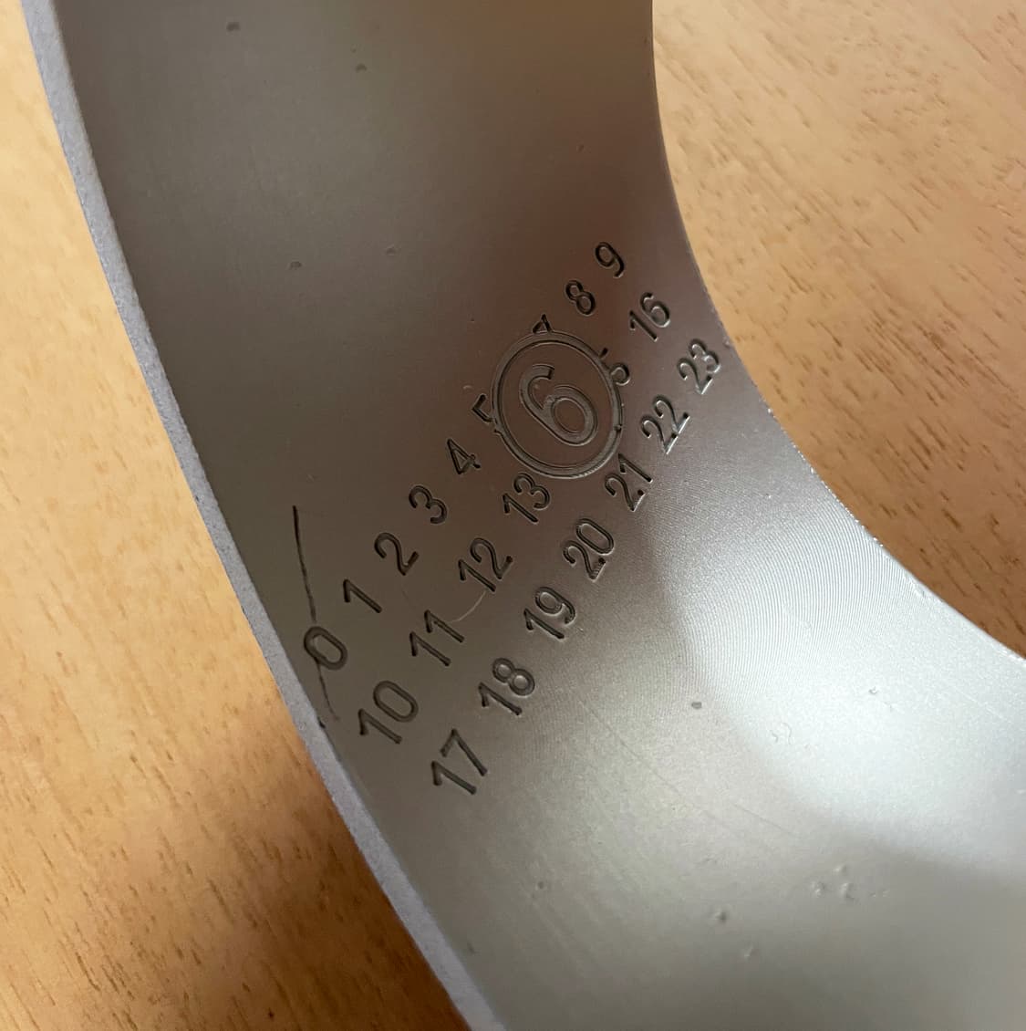 마르지엘라 MM6 넘버링 커프 팔찌 상품이미지7