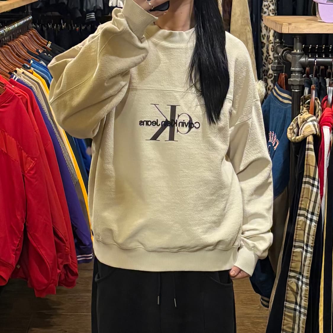 [HI] 켈빈클라인 미니멀 로고 크림 맨투맨 상품이미지2