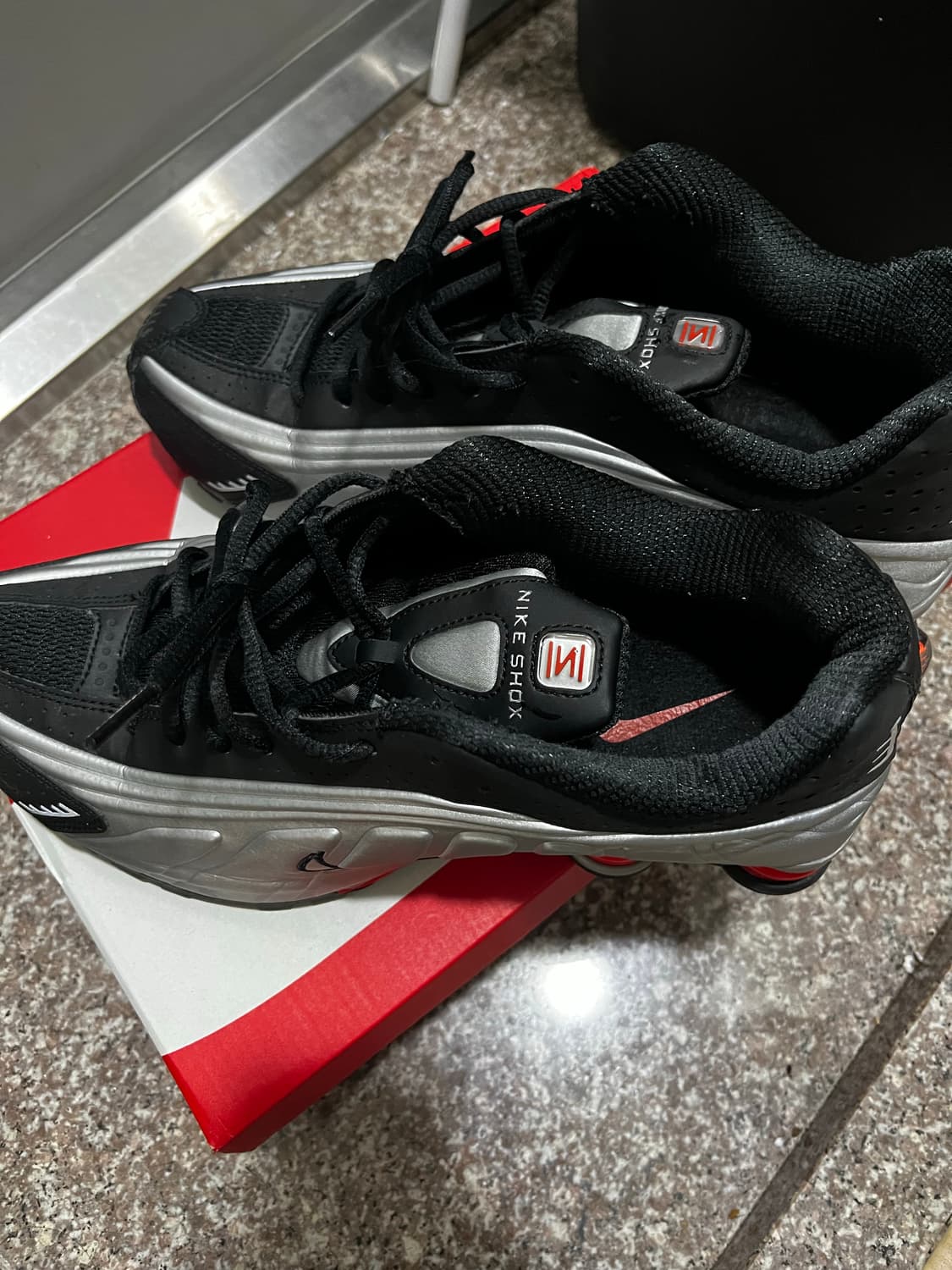 나이키 샥스 R4 메탈릭 실버 레드 275 상품이미지2