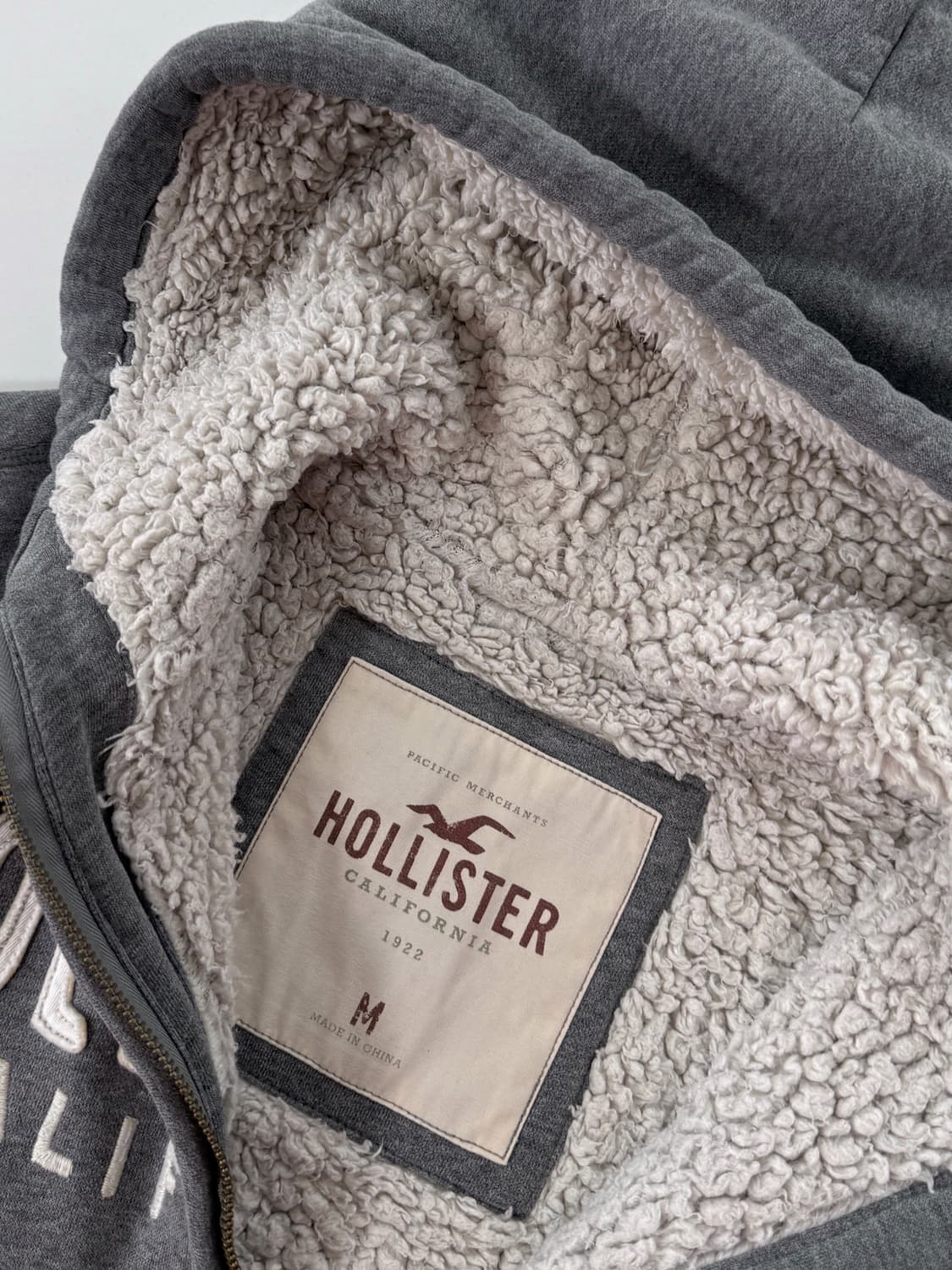 홀리스터 루즈핏 00‘s 그레이 패치 양털 라이닝 스웻 후드집업 상품이미지3