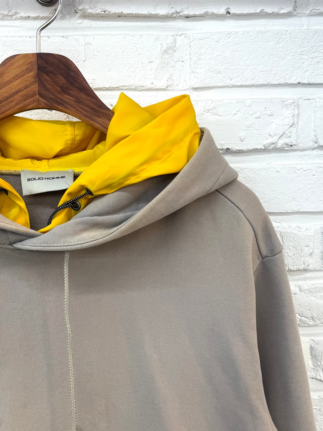 솔리드 옴므 그레이 옐로우 후드티 상품이미지4