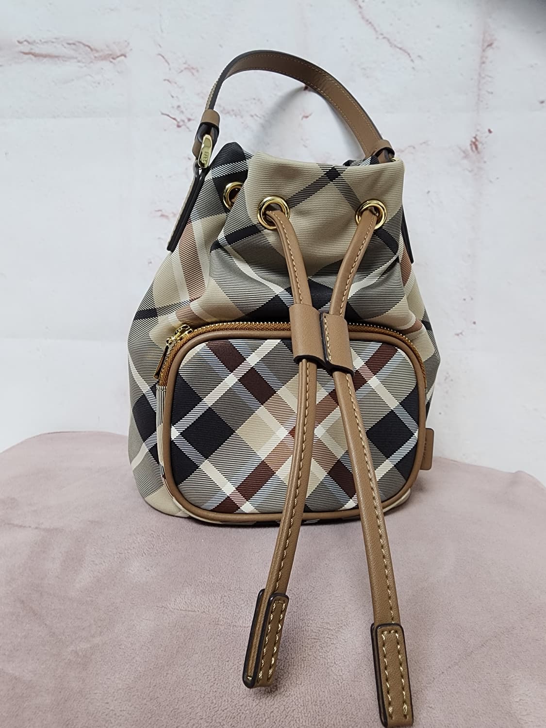 닥스 체크 버킷 크로스백 상품이미지1