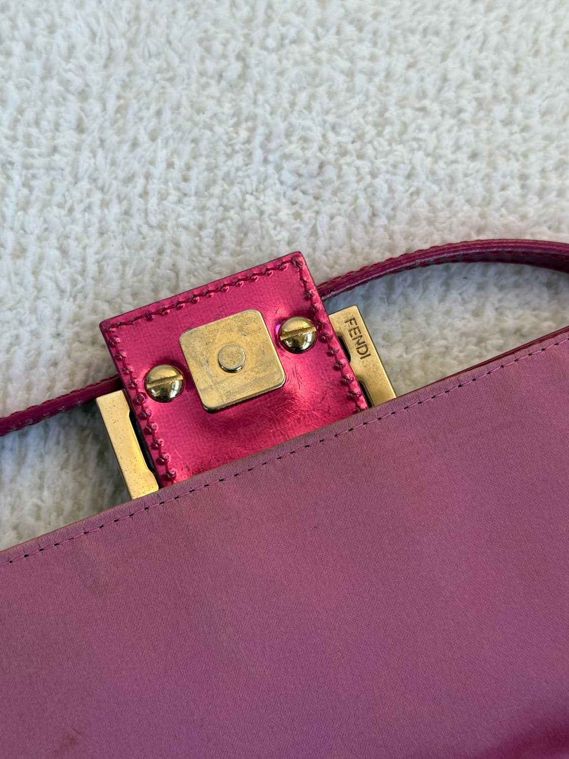[정품+매우희귀] 펜디 핑크 메탈릭 주키노 바게트백 상품이미지6