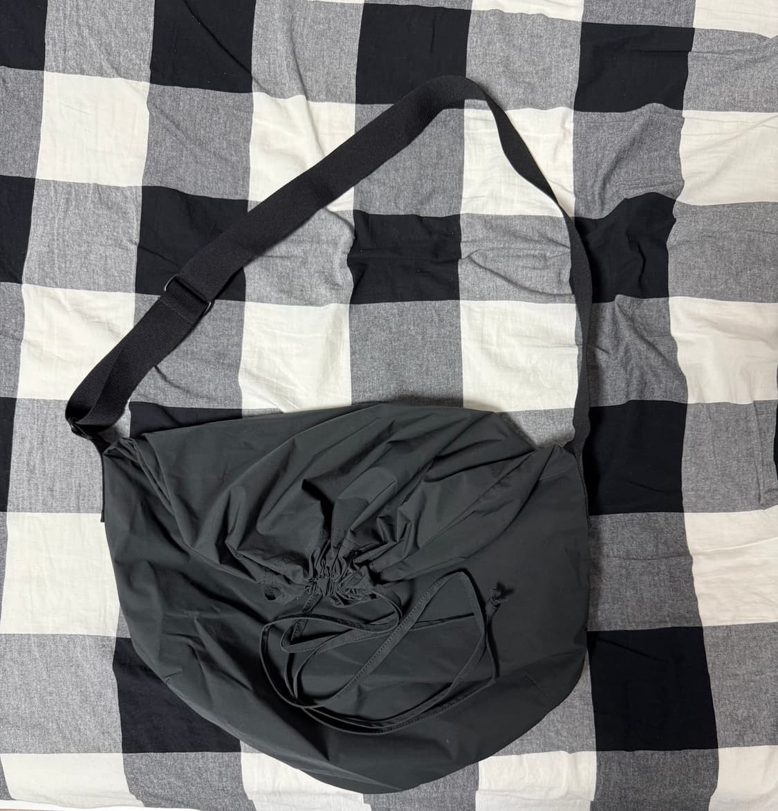 유니클로 U 드로스트링 숄더백 상품이미지3