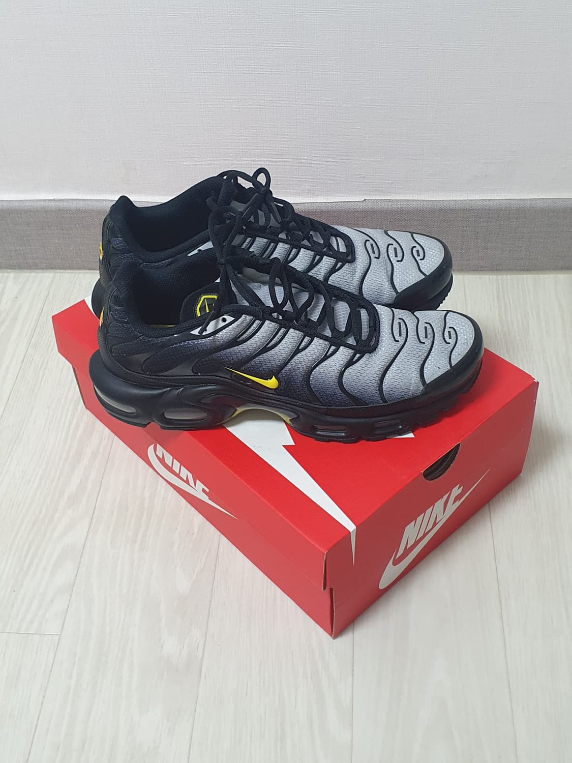 나이키 에어맥스 플러스 블랙 울프그레이 상품이미지4