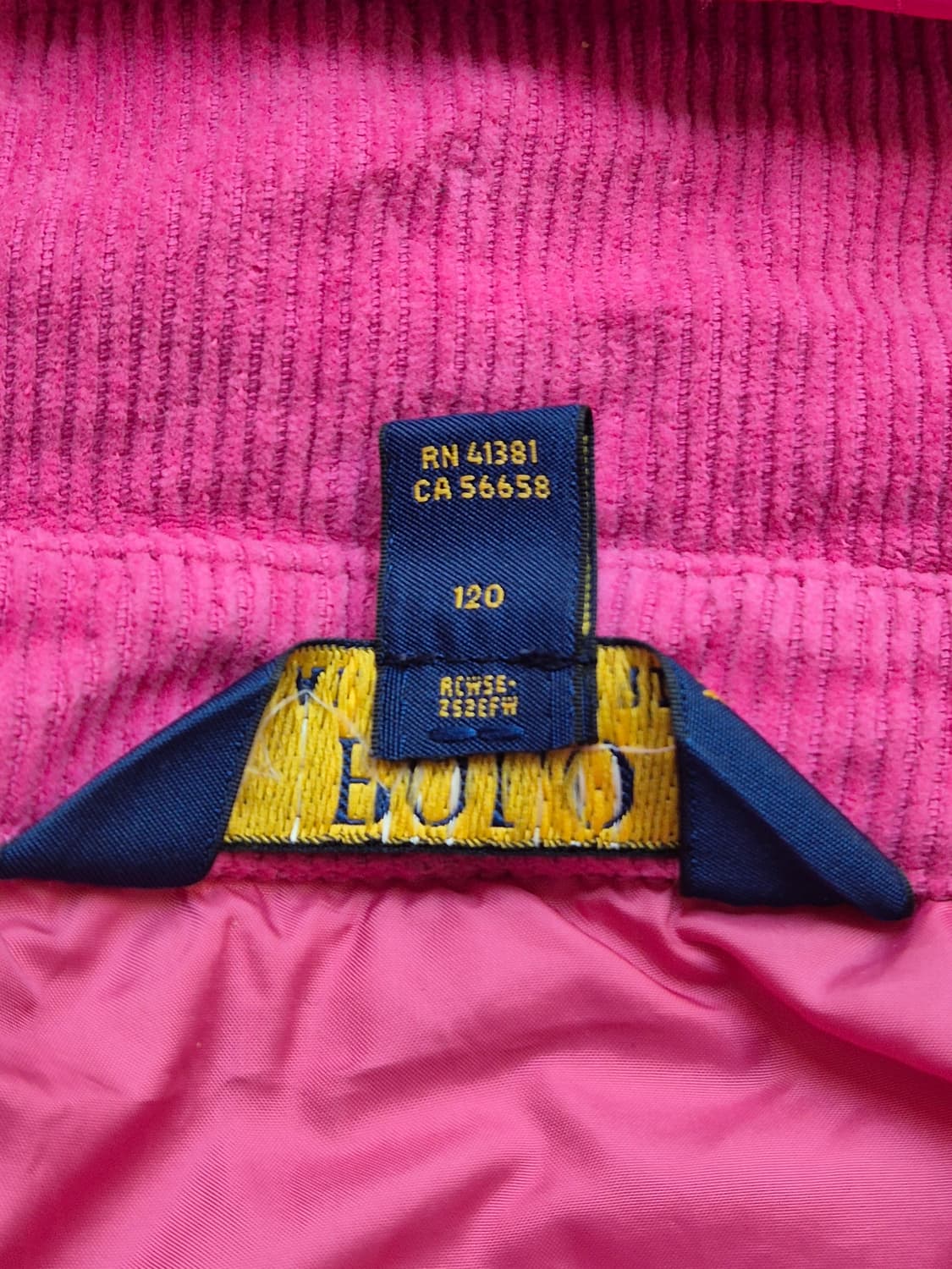 쨍한 핫핑크 컬러 폴로 퀼팅 자켓입니다. 겉감은 튼튼한 폴리 소재이고,  상품이미지4