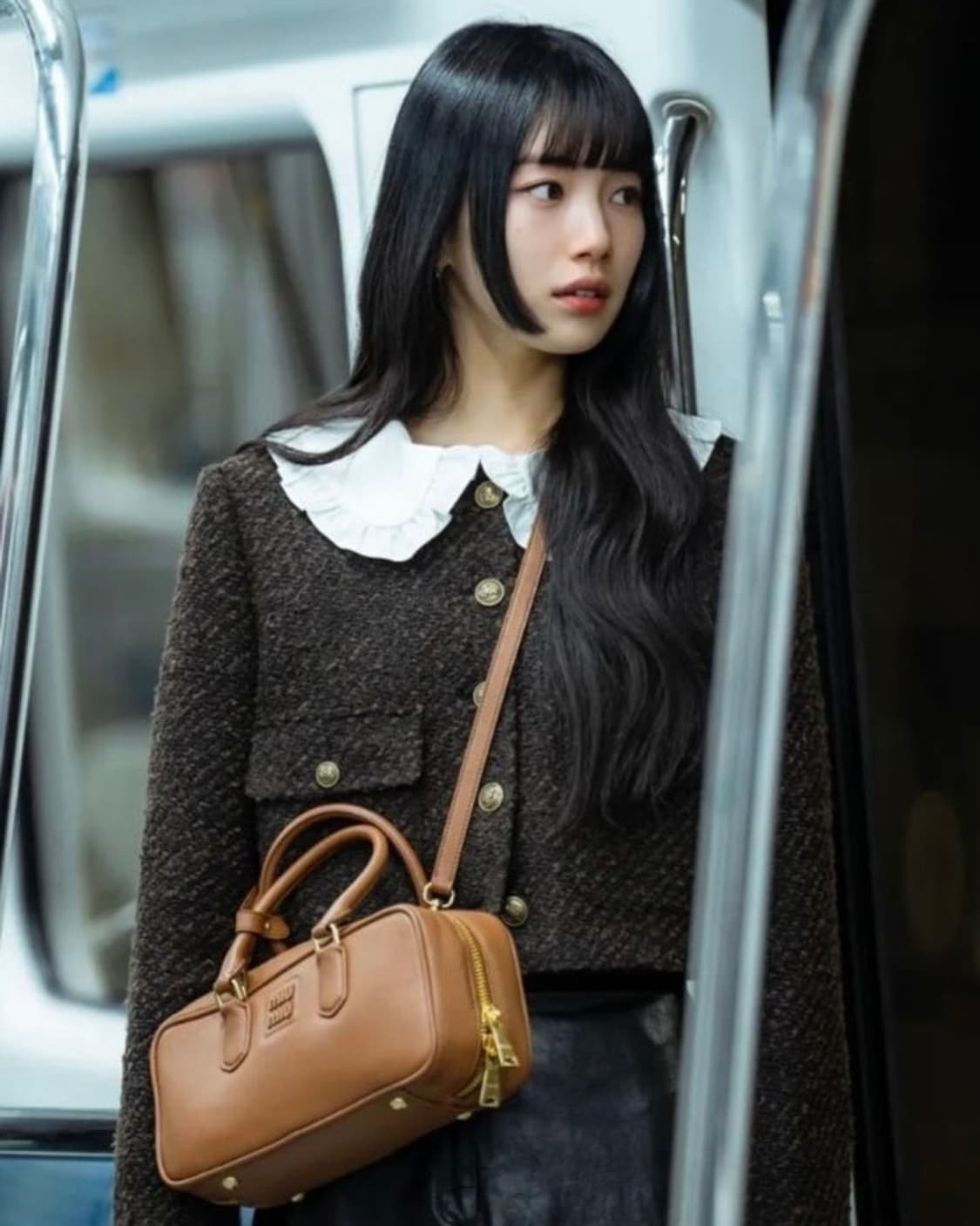 미우미우 레더 아르카디백 라지 꼬냑 수지 장원영 가방 상품이미지6