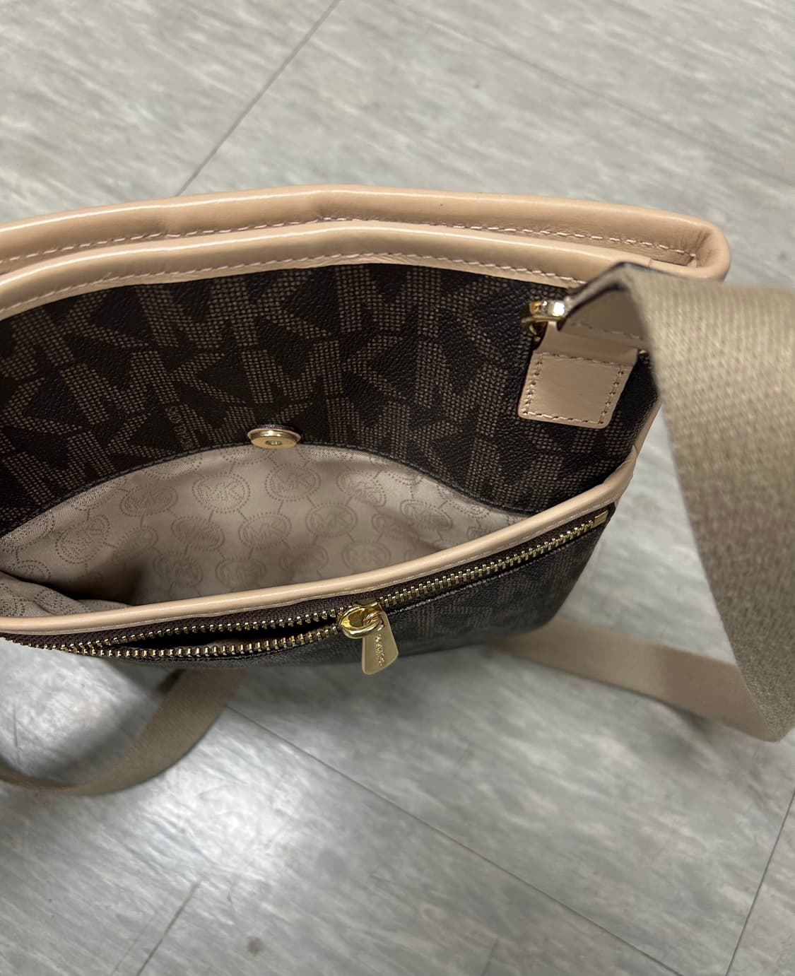 마이클코어스 로고 크로스백 브라운 상품이미지3