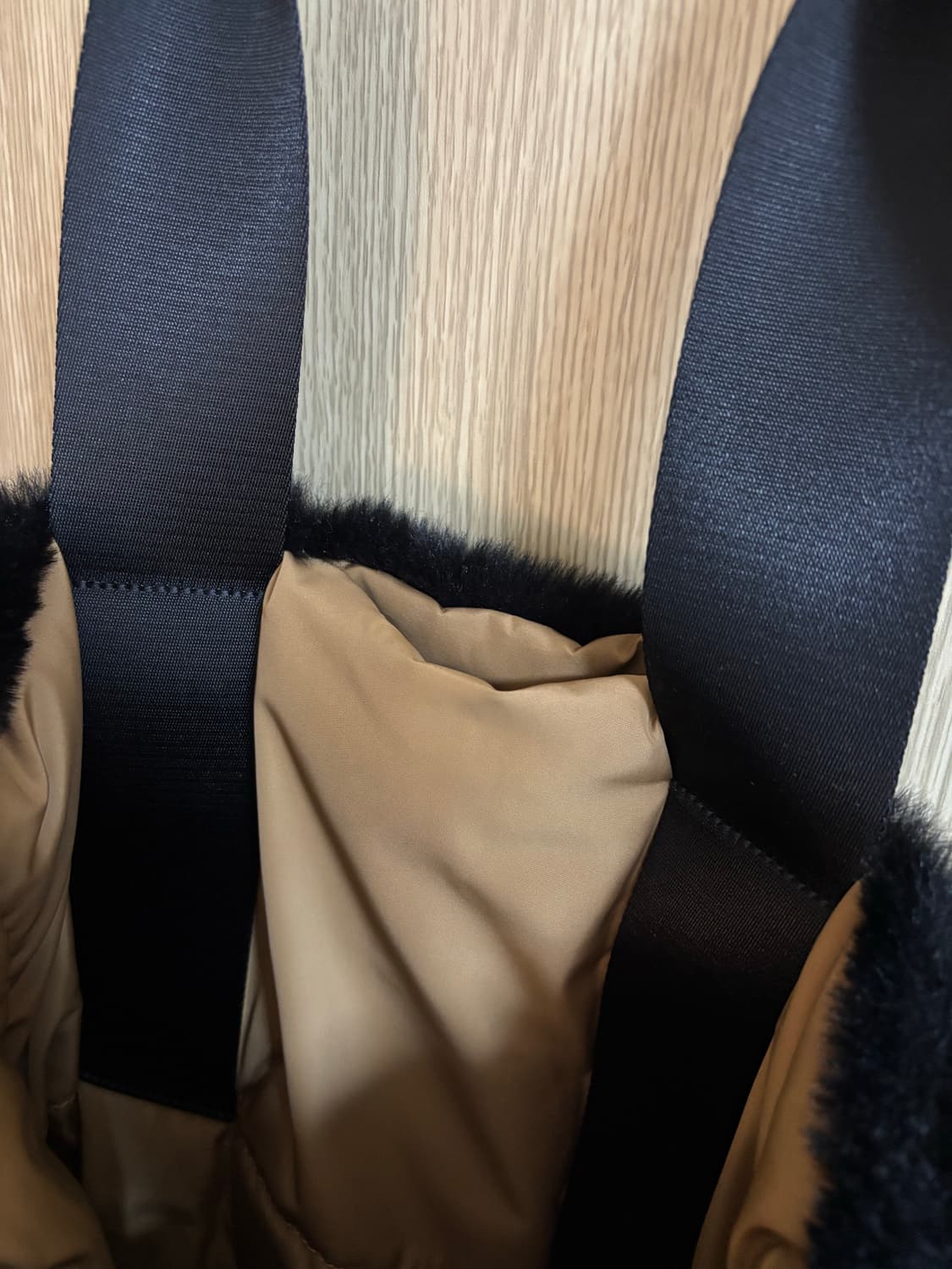 COS 블랙 퍼 토트백 상품이미지3