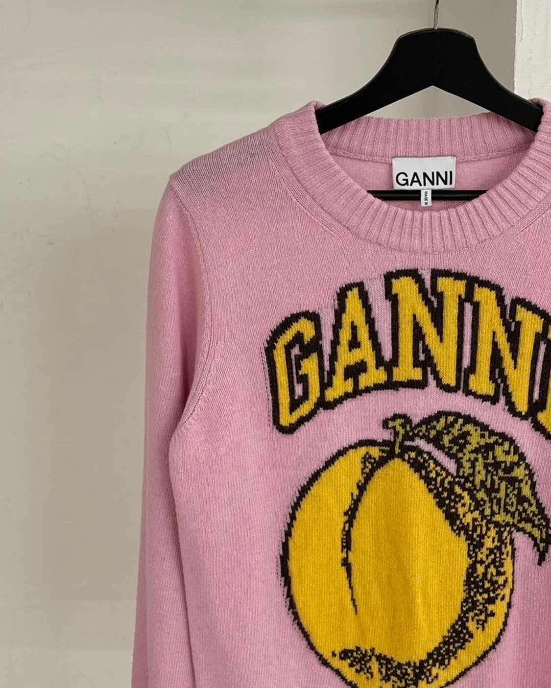 가니 그래픽 프린트 오넥 풀오버 코랄 블러쉬 니트 상품이미지3