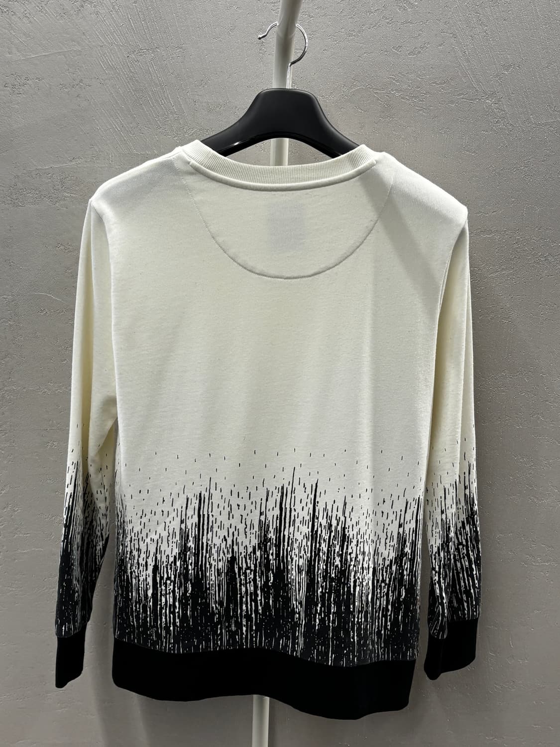 DKNY 페인트 드립 그래픽 맨투맨 상품이미지8