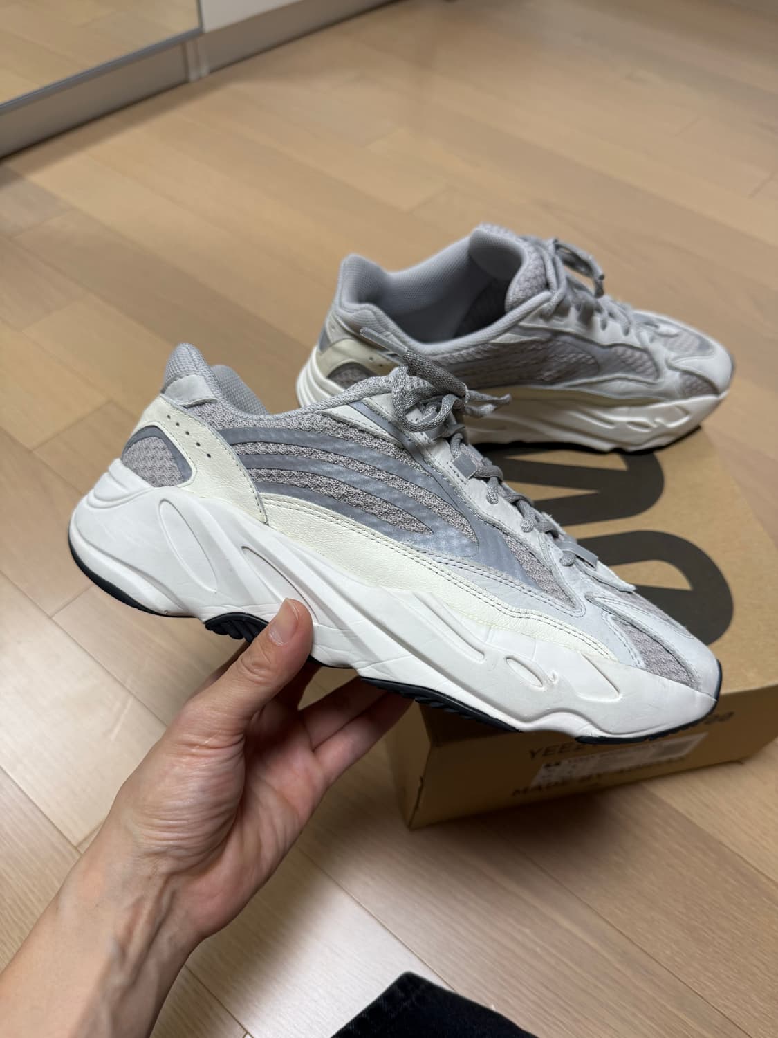 이지 부스트 700 V2 스태틱 상품이미지1