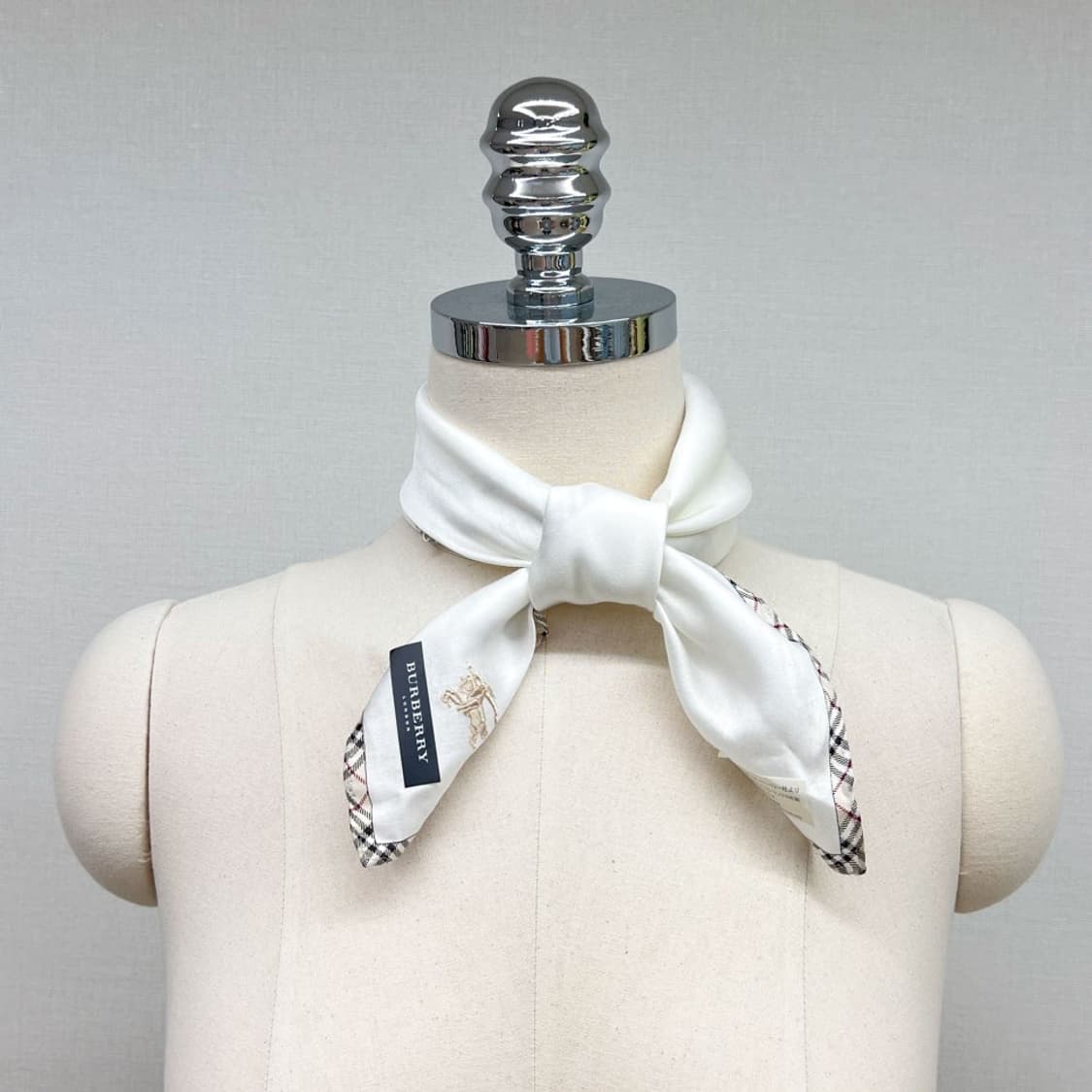 (새상품) burberry /버버리 쁘띠스카프 손수건 상품이미지7