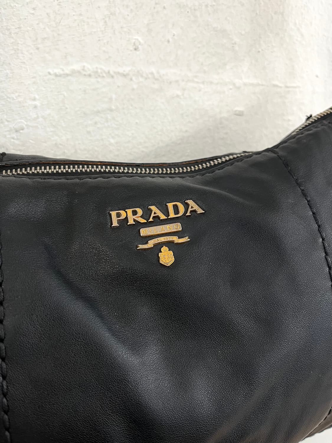 프라다 카프스킨 레더 호보백 상품이미지2