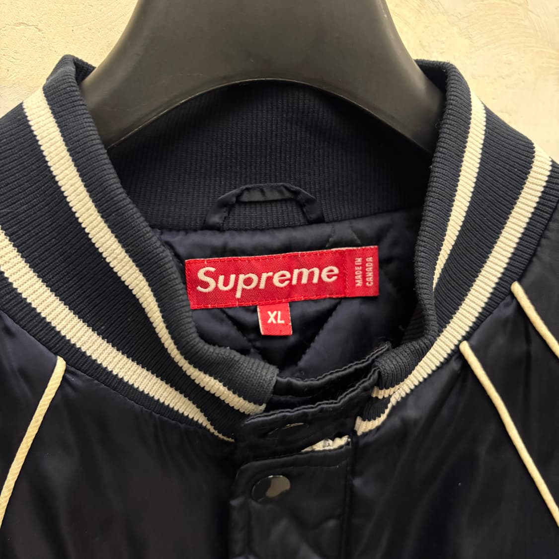 2020fw 슈프림 콘트라스트 스크립트 네이비 바시티 자켓 상품이미지5