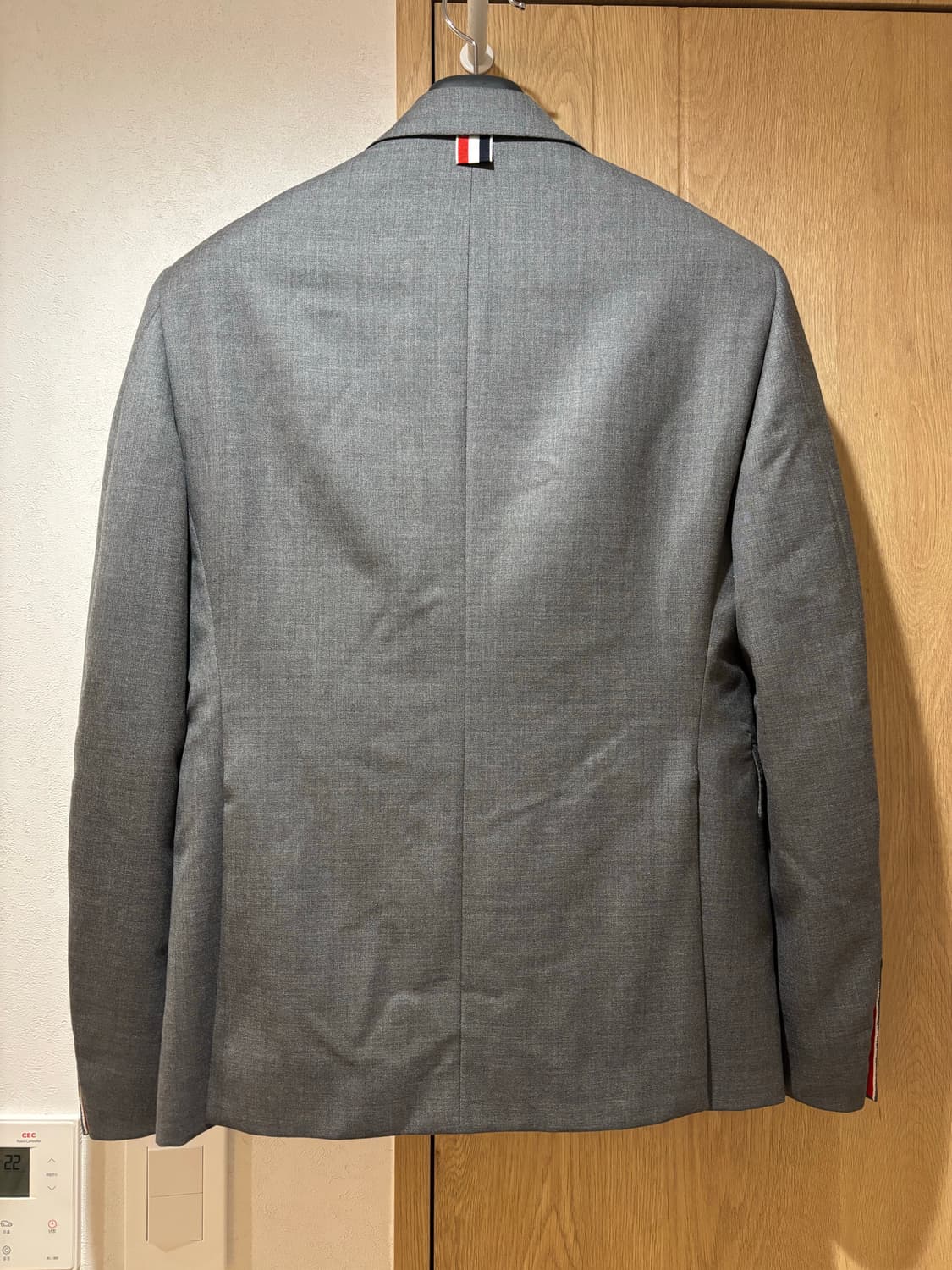 톰브라운 클래식 수트 0 사이즈 팝니다 상품이미지2