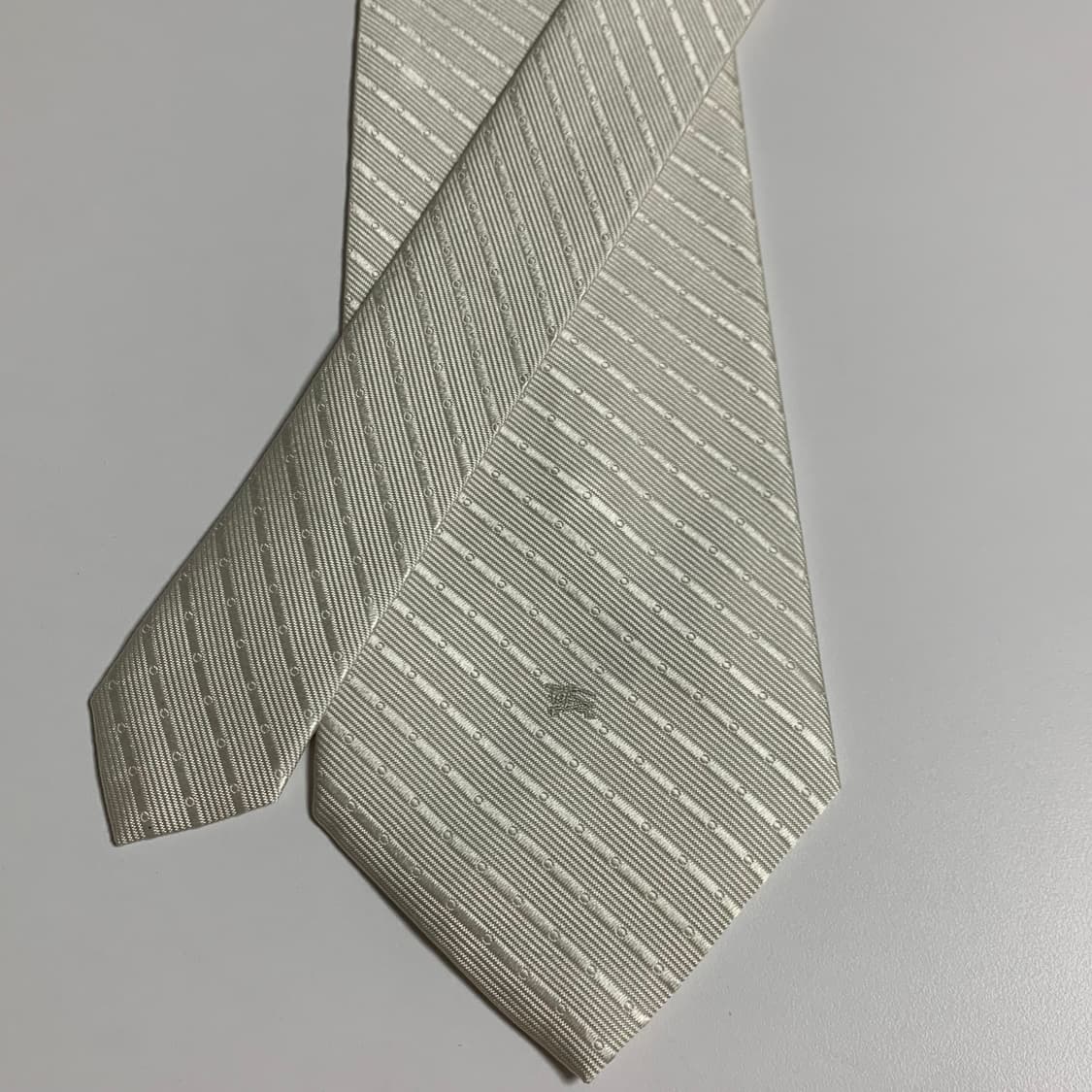 버버리(BURBERRY) 화이트컬러 스트라이프 명품넥타이 심플로고 최상급 상품이미지4
