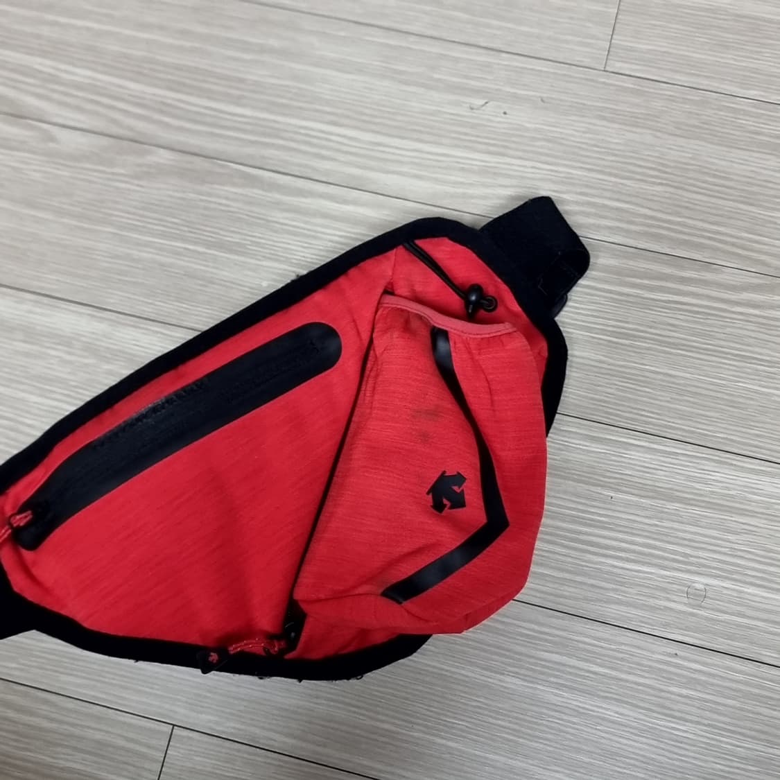 데상트 레드 컬러 웨이스트 러닝 힙색 가방 상품이미지2