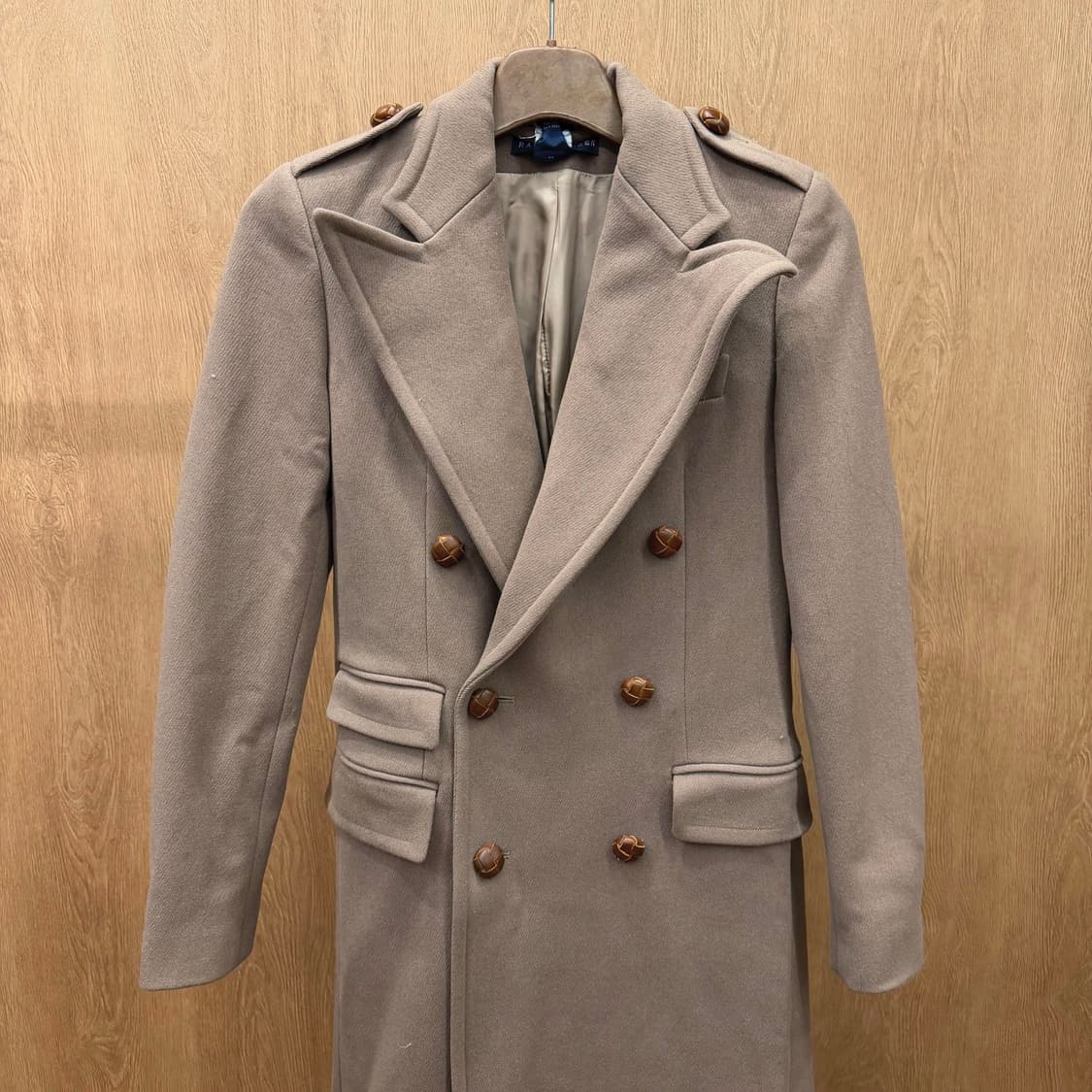 랄프로렌 더블 브레스티드 롱 코트 숄더 에폴렛 플랩 포켓 디테일 베이지 상품이미지4