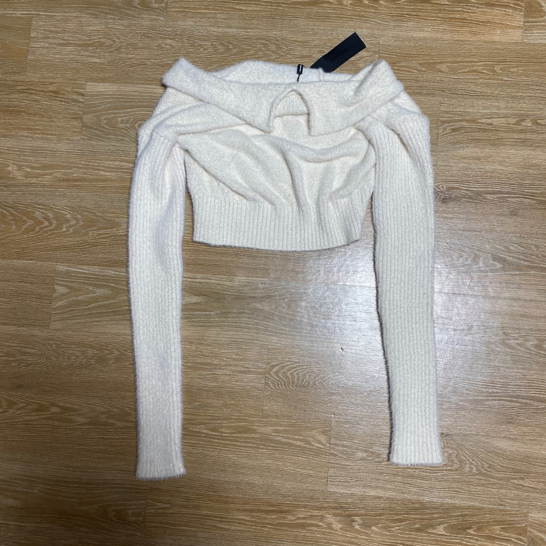 택O 쓰리타임즈 헤어리 랩 가디건 베이지 오프숄더 니트 상품이미지3