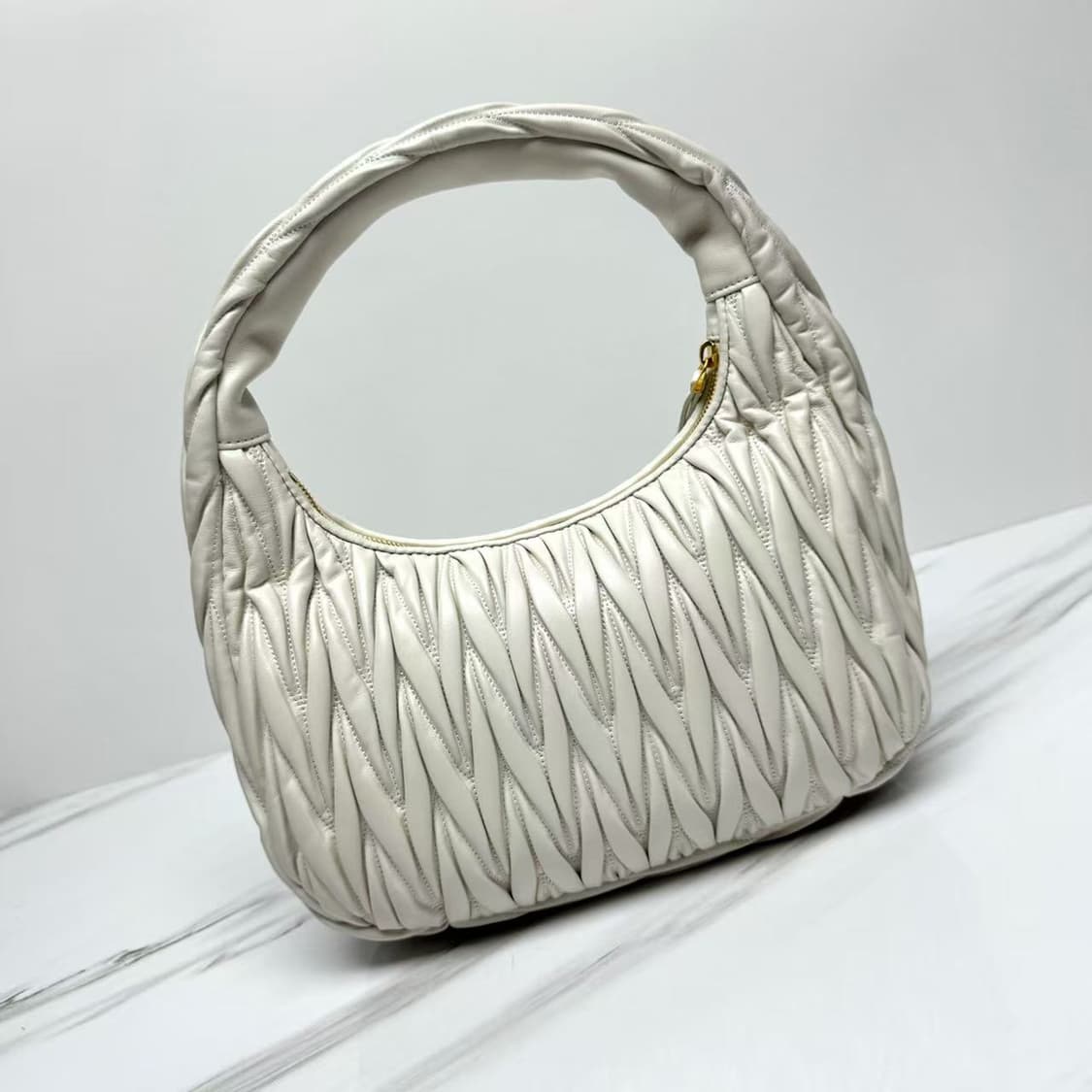 미우 미우 원더 마틀라세 나파 레더 호보백 화이트 상품이미지6