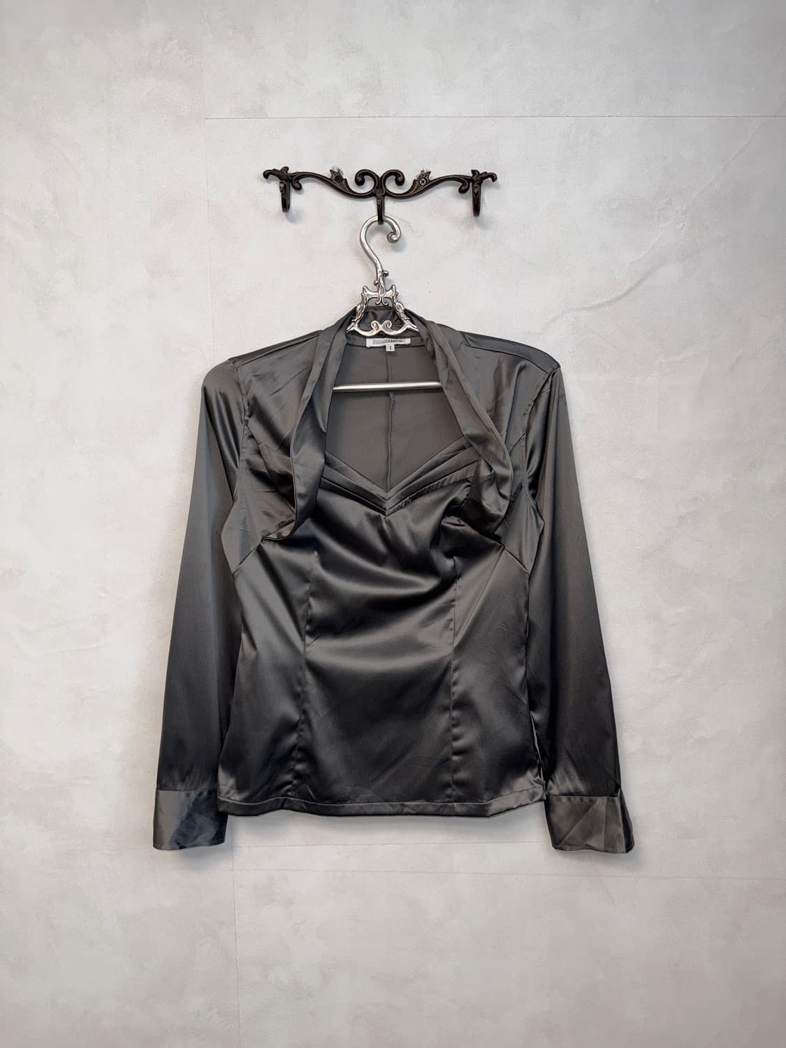 Charcoal satin halter detail blouse 상품이미지3