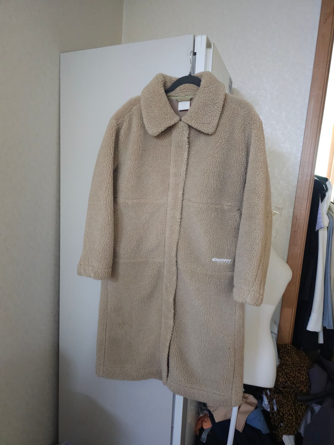 디스커버리 베이지 뽀글이 롱 코트 상품이미지1