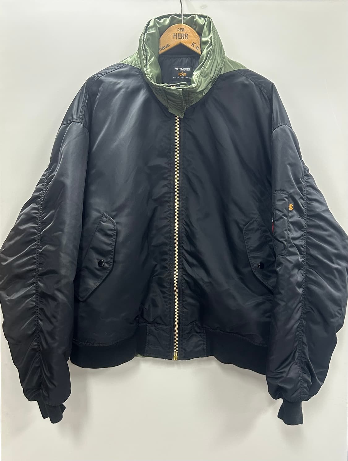 베트멍 x 알파 인더스트리 봄버 자켓 상품이미지1