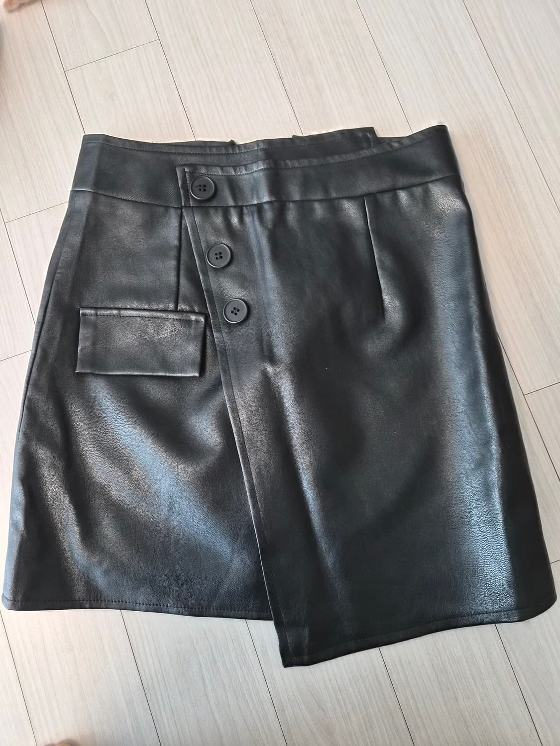 버튼 포인트 레자가죽 랩 미니스커트 상품이미지2