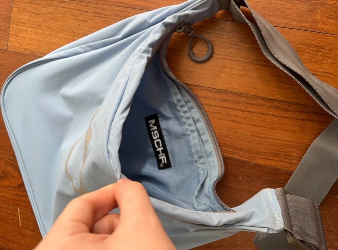 미스치프 롬버스 라이트 웨이트 크로스백 그레이시 블루거의 상품이미지3