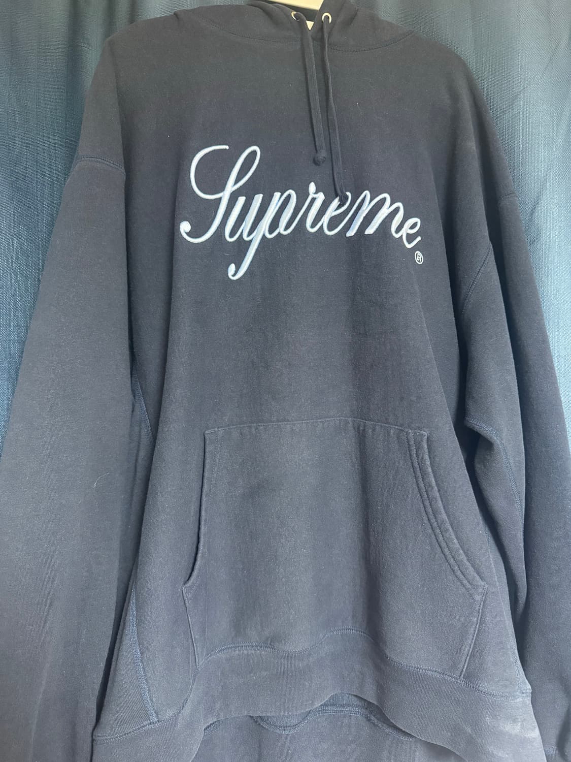 슈프림 레이즈드 스크립트 후드 스웨트셔츠 네이비 - 23FW 상품이미지1