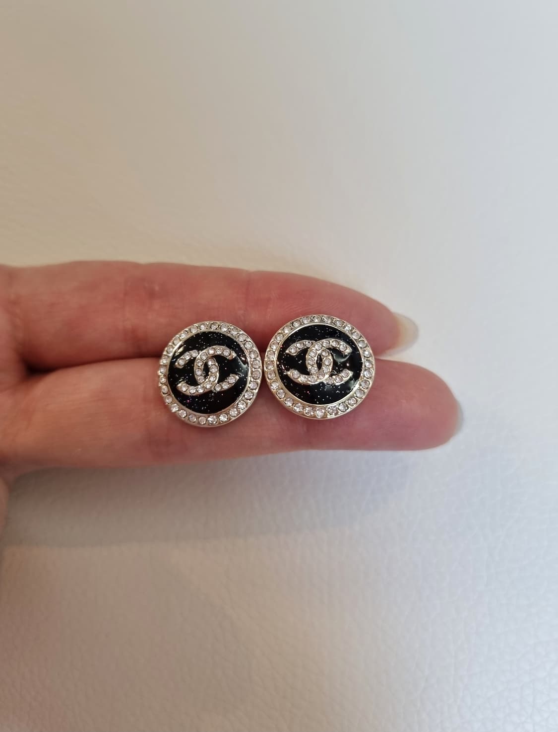 샤넬 블랙스톤 보석장식 CC 단추 귀걸이  업사이클링 상품이미지3