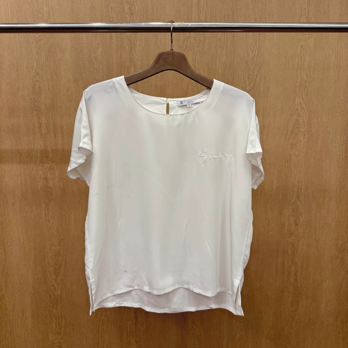 지방시 반팔 블라우스 시그니처 자수 로고 디테일 아이보리 상품이미지2