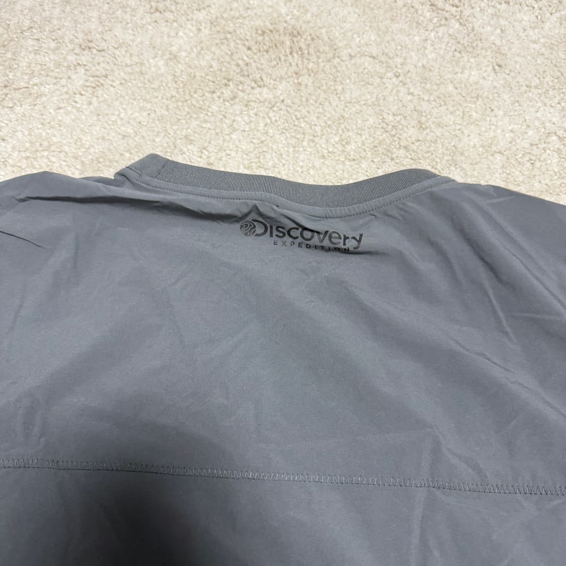 디스커버리 프레시벤트 우븐 에센셜 냉감 반팔티 105 차콜 상품이미지5