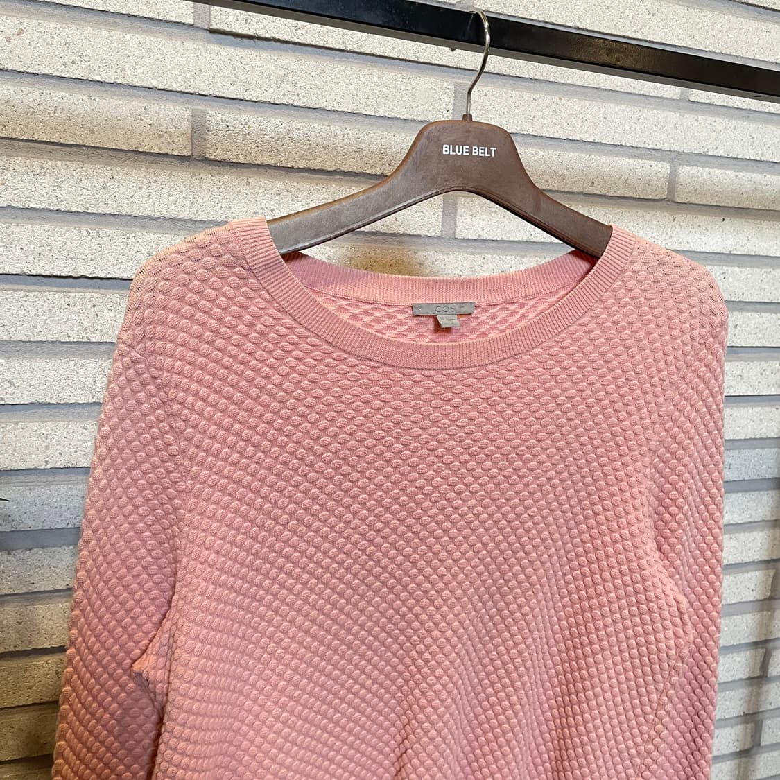 코스 와플 맨투맨 티셔츠 엠보싱 텍스쳐 플레어 핏 디테일 핑크 상품이미지4