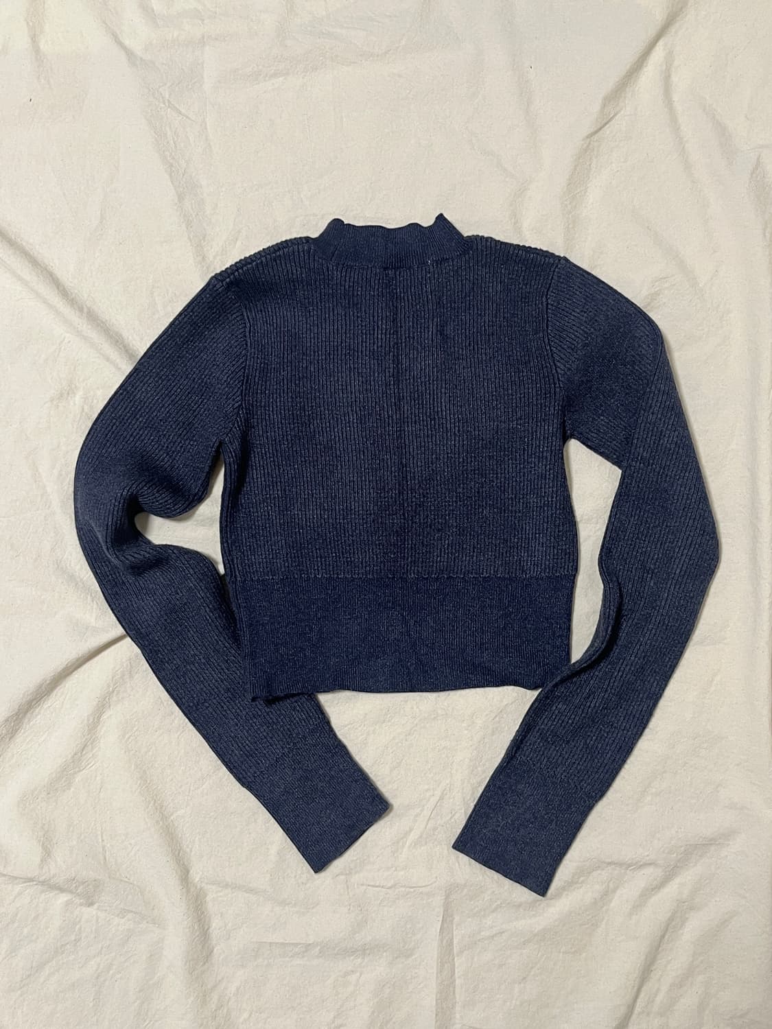 커렌트 컷아웃 크롭 니트 탑 상품이미지2