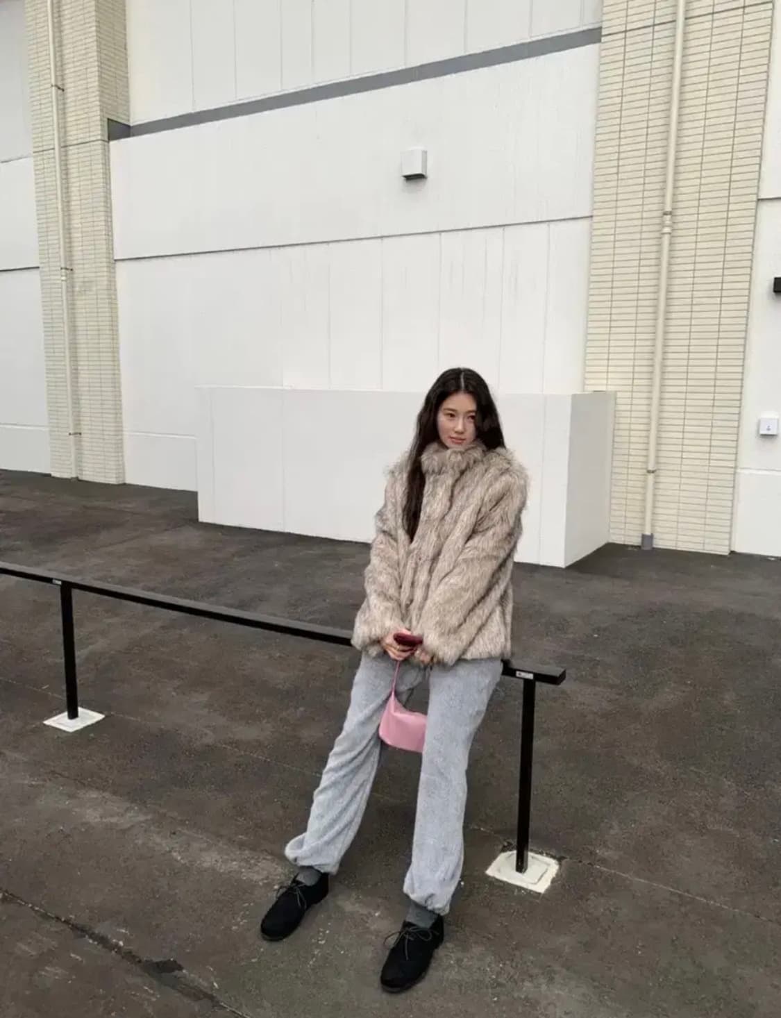 Flily 프릴리 라쿤 위스퍼 퍼 자켓 회베이지 상품이미지2