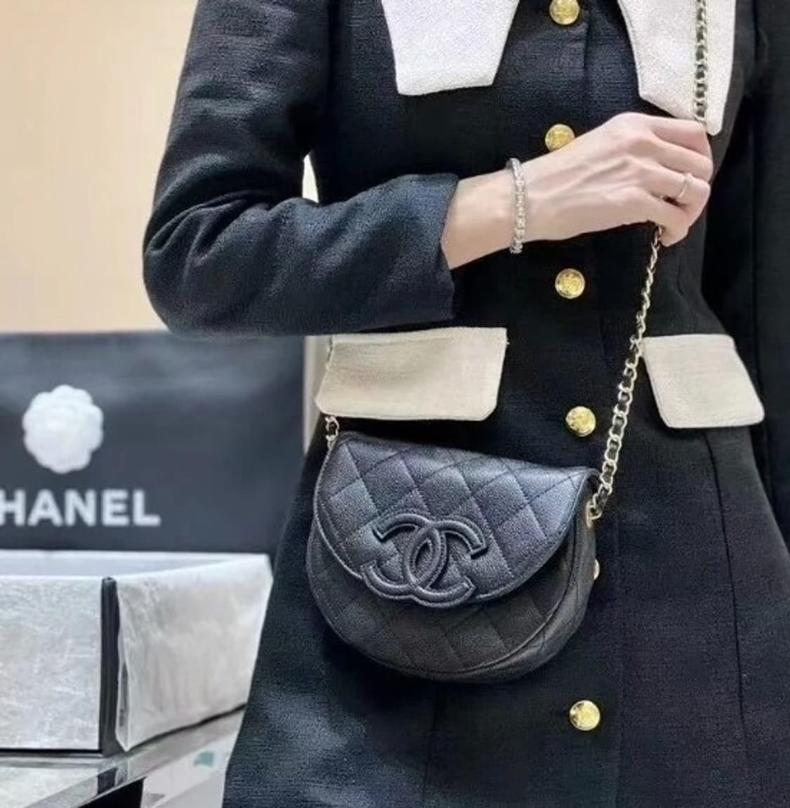 샤넬뷰티 블랙 캐비어 반달플랩백 퀄팅 숄더백 VIP 상품이미지10