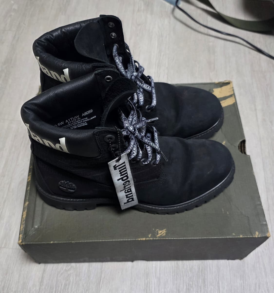 팀버랜드 6인치 프리미엄 레터링 블랙부츠(275~280) 상품이미지6