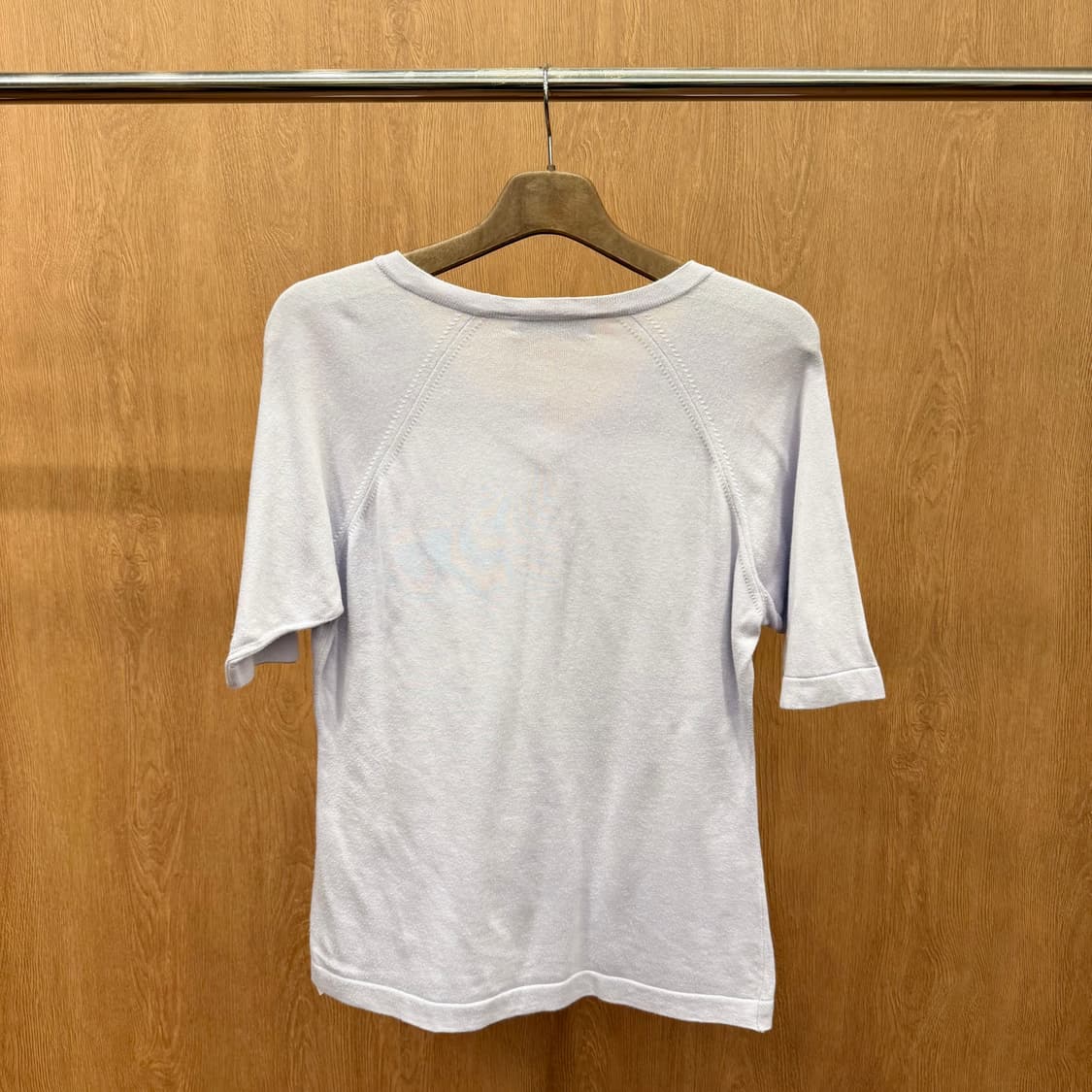 버버리 런던 브이넥 반팔 니트 티셔츠 클래식 로고 자수 슬림핏 연보라 상품이미지3