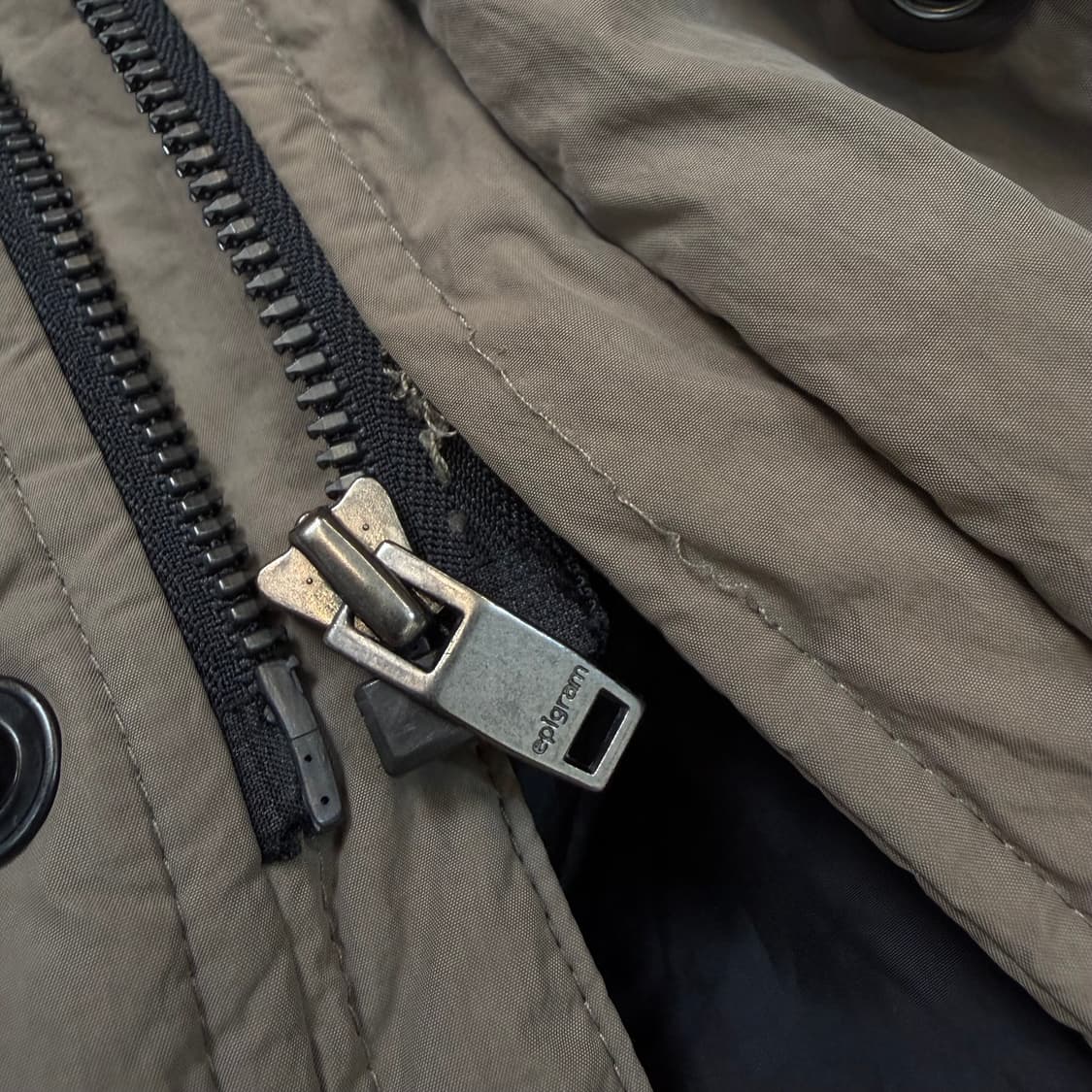 epigram 에피그램 하이넥 라이트 롱다운 자켓 상품이미지4