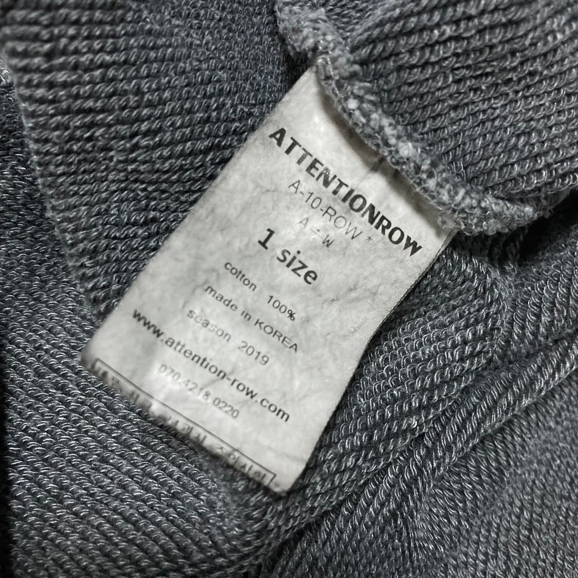 어텐션로우 피그먼트 차콜 미니멀 맨투맨 상품이미지3