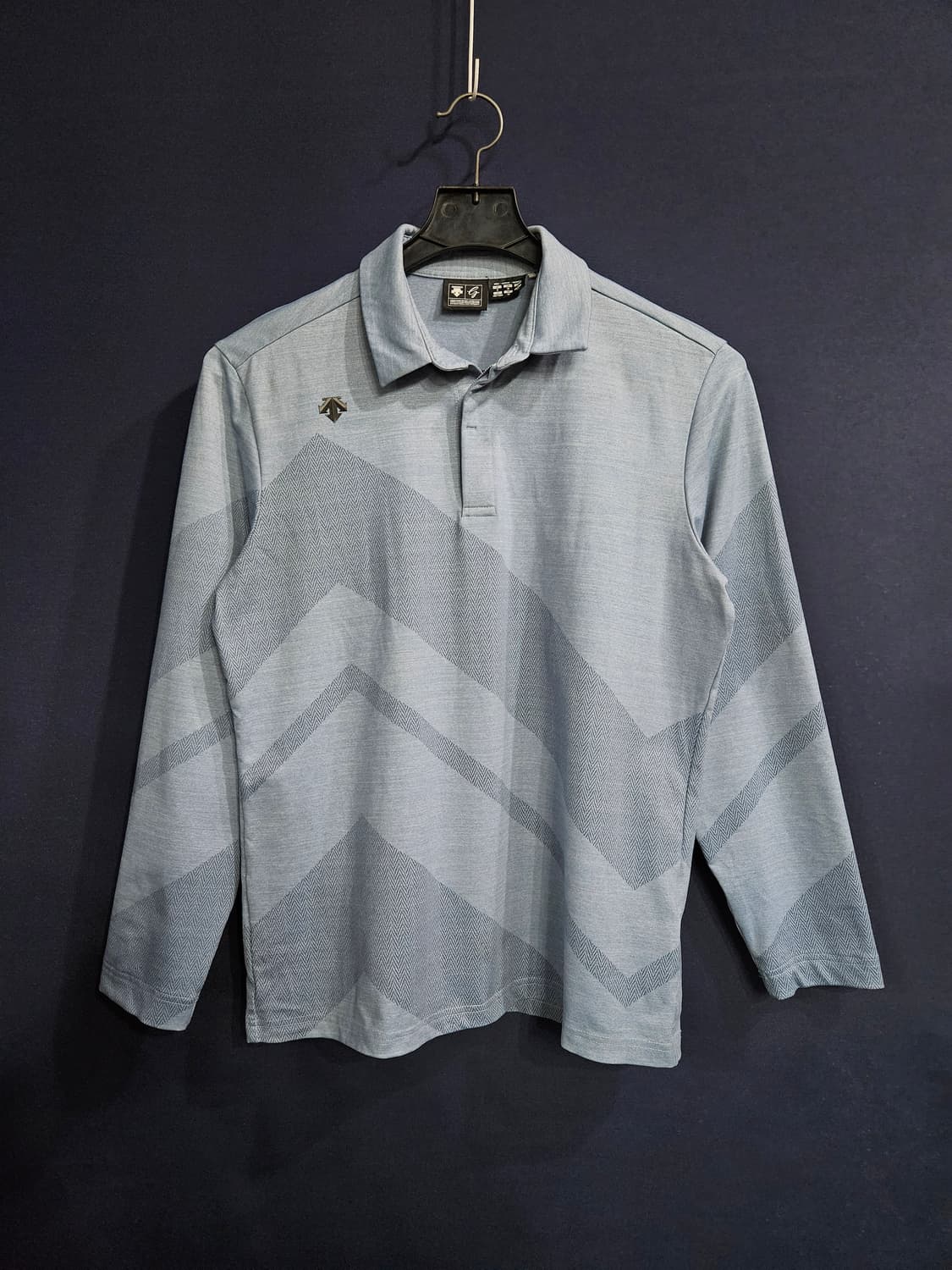 데상트 골프 스카이블루 문양 남성 슬림핏 105 골프 카라긴팔티  상품이미지1