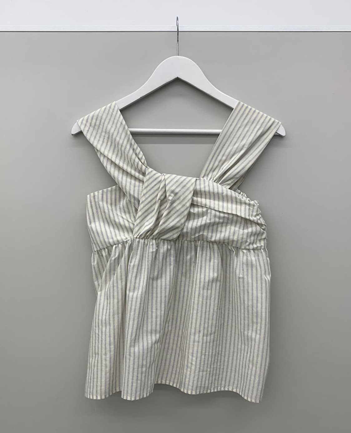 새상품) 미닝아웃 세이지 나시 블라우스 베이지 상품이미지4