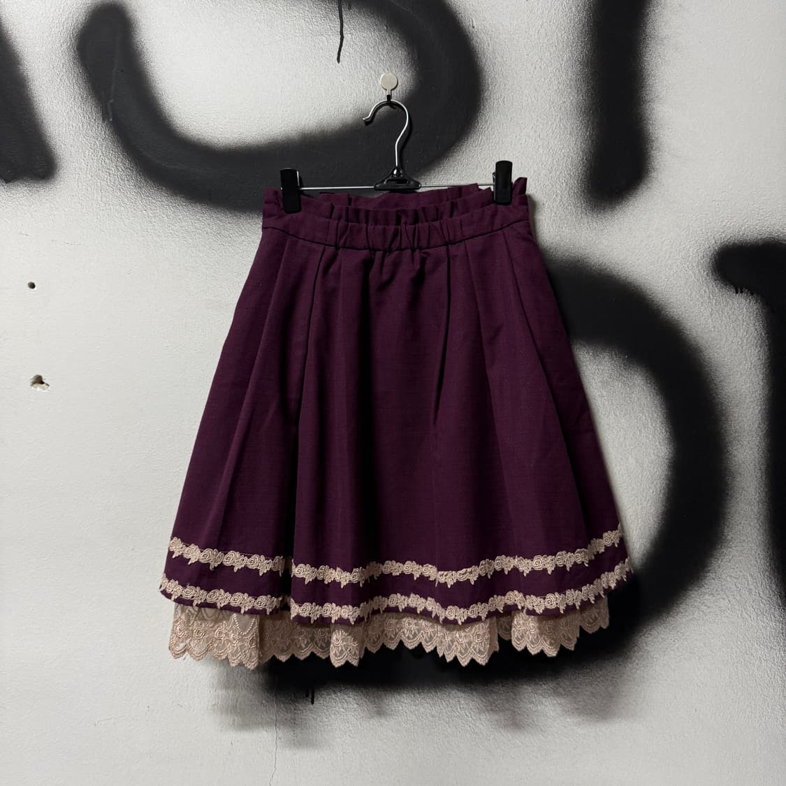 액시즈팜 레이스 업 크로쉐 디테일 뒷 밴딩 플레어 미디 스커트 플럼 상품이미지2